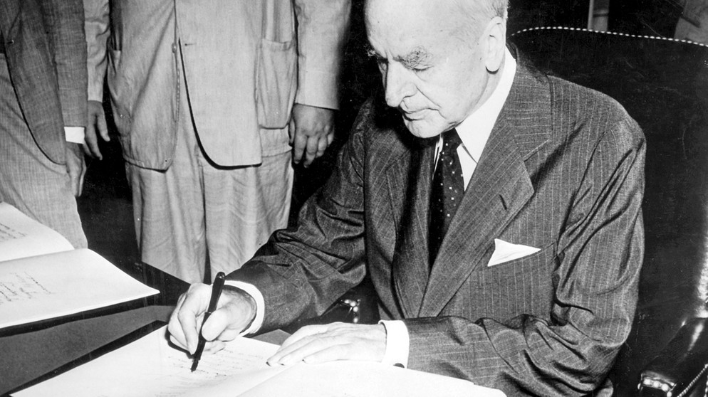 Friedensnobelpreisträger Cordell Hull beim Unterzeichnen der UN-Charta 1945 | Bild: picture-alliance/dpa