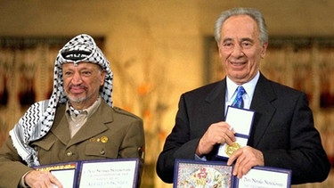 Friedensnobelpreisträger Yasser Arafat, Shimon Peres und Yitzhak Rabin | Bild: picture-alliance/dpa