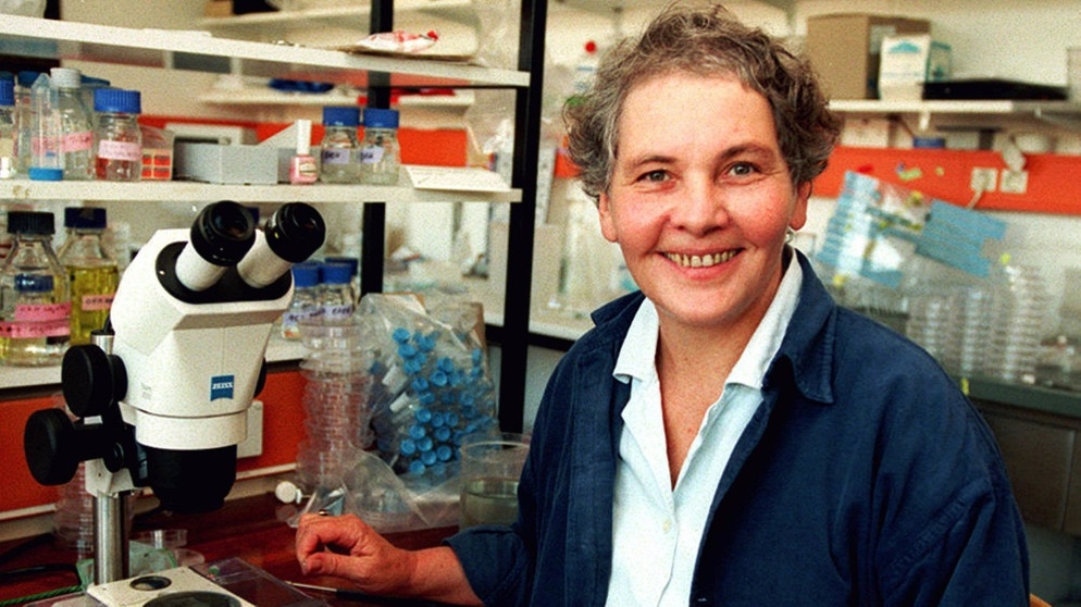 Nobelpreisträgerin Christiane Nüsslein-Volhard im Labor | Bild: picture-alliance/dpa