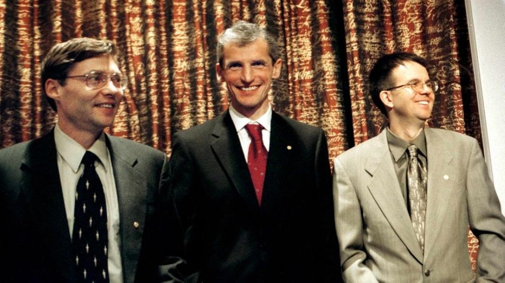 Die Nobelpreisträger Wolfgang Ketterle (Deutschland, Mitte), Eric A. Cornell (USA, rechts) und Carl E. Wieman (USA, links) | Bild: picture-alliance/dpa