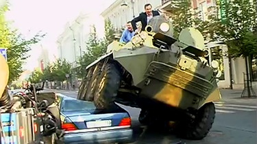 Ein Panzer überollt ein Auto | Bild: picture-alliance/dpa