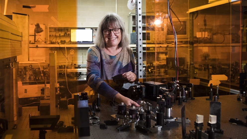 Die Physikerin Donna Strickland zeigt den Medien ihr Labor. Die Kanadierin erhielt den Nobelpreis für Physik 2018 zusammen mit dem französischen Forscher Gérard Mourou (Frankreich) und dem US-Wissenschaftler Arthur Ashkin (USA) für ihre bahnbrechenden Erfindungen im Bereich der Laserphysik.  | Bild: dpa-Bildfunk/Nathan Denette
