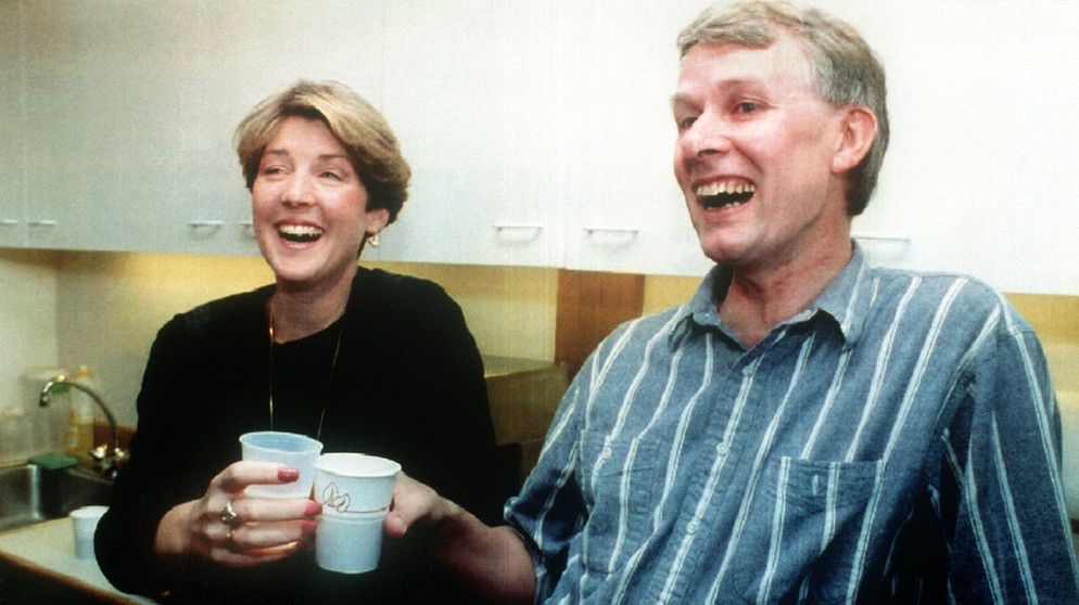 Sir Richard J. Roberts erhielt 1993 den Nobelpreis für Medizin. Hier mit seiner Frau Jean bei der Bekanntgabe seiner Nominierung im Büro in New York. | Bild: picture-alliance/dpa