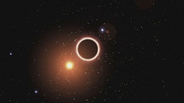 Das Bild zeigt eine künstlerische Darstellung eines Schwarzen Lochs mit einem hellen Stern links unten daneben. | Bild: Bayerischer Rundfunk