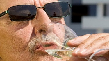 Mann trinkt aus einem Sektglas: Wer trinkt, hält sich für attraktiver. Selbst wenn er nur glaubt, er hat getrunken. Für diese Erkenntnis gab es den Ig-Nobelpreis 2013 | Bild: colourbox.com