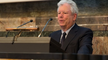 Richard Thaler erhält 2017 den Nobelpreis für Wirtschaft. Das Foto zeigt ihn 2015 im Auditorium der Universität Zürich. | Bild: dpa-Bildfunk/Universität Zürich