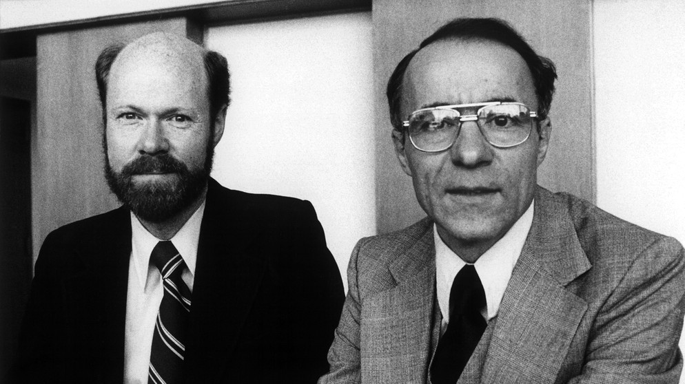 Die Physiker Wilson und Penzias entdeckten 1965 mit der Kosmischen Mikrowellenhintergrundstrahlung einen Beleg für die Urknalltheorie. | Bild: picture-alliance/dpa
