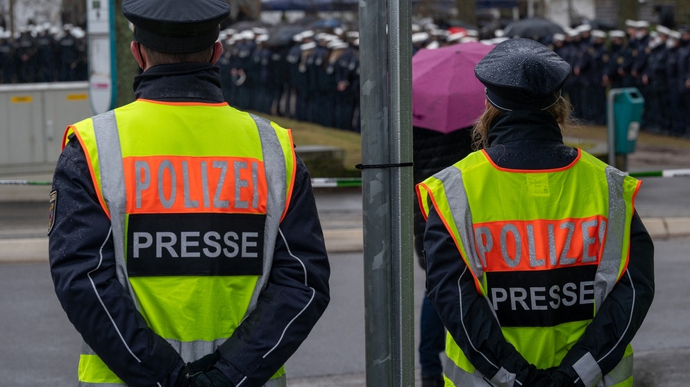 Polizisten, die die Medien betreuen, am Rande eines Gedenkgottesdienstes. | Bild: picture alliance/dpa | Harald Tittel