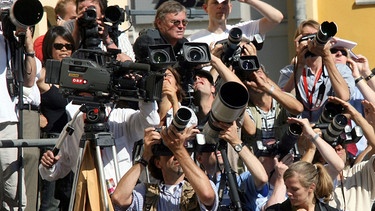 Fotografen und Kameraleute mit ihren Kameras.  | Bild: picture-alliance/ ZB | Jens Büttner