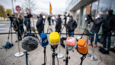 Journalisten und TV-Kameraleute warten auf einen Politiker | Bild: picture alliance/dpa | Michael Kappeler