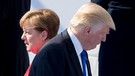 Der Präsident der Vereinigten Staaten von Amerika, Donald Trump, und Bundeskanzlerin Angela Merkel (CDU) gehen beim Nato-Gipfel bei der feierlichen Eröffnung des neuen Nato-Hauptquartiers aneinander vorbei. | Bild: dpa-Bildfunk/Kay Nietfeld