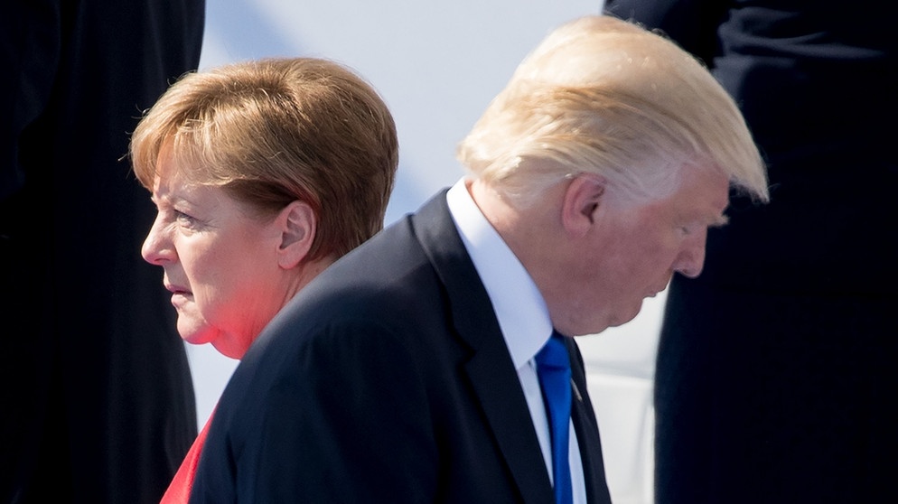 Der Ex-Präsident der Vereinigten Staaten von Amerika, Donald Trump, und Ex-Bundeskanzlerin Angela Merkel gehen aneinander vorbei. | Bild: dpa-Bildfunk/Kay Nietfeld