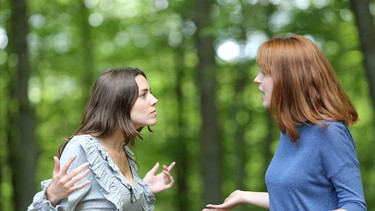 Zwei Frauen streiten sich | Bild: picture alliance / PantherMedia | -