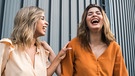 Zwei Frauen lachen. Für ein zufriedenes Leben sind vor allem Freunde wichtig. Aber wie wählen wir unsere Freunde eigentlich aus? Und was macht eine gute Freundschaft aus? | Bild: colourbox.com