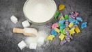 Eine Schale Zucker mit Süßigkeiten. Zucker und Fett beeinflussen das Gehirn. | Bild: colourbox.com