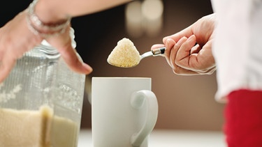 Ein Löffel Zucker in den Kaffee. Unsere Gewohnheiten und Routinen prägen den Alltag. Aber wie können wir unser Verhalten ändern, uns zum Beispiel das Naschen abgewöhnen? | Bild: colourbox.com