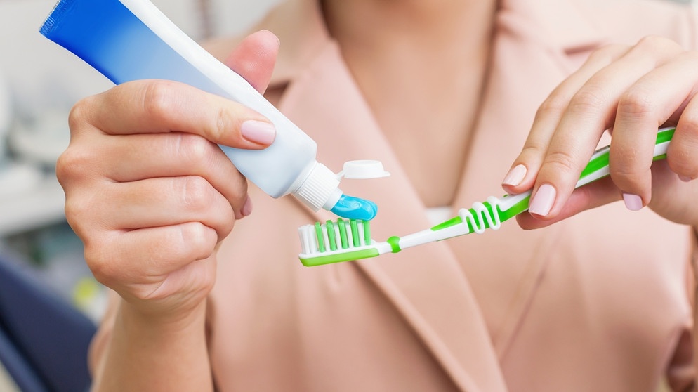 Eine Frau drückt sich Zahnpasta auf die Zahnbürste. Routinen und Rituale sind wichtig für unseren Alltag. Und sie machen einen großen Teil unseres Verhaltens aus. Aber nicht alle Gewohnheiten sind nützlich. Wie wir unser Verhalten ändern. | Bild: colourbox.com