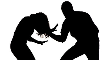 Silhouetten - Frau und Mann. Noch nie waren so viele Menschen zu Hause von körperlicher, sexueller oder psychischer Gewalt betroffen. | Bild: picture alliance / PIXSELL | Davor Puklavec/PIXSELL