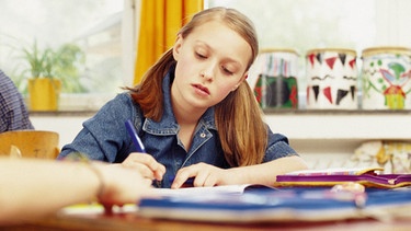 Schülerin macht ihre Hausaufgaben. | Bild: Image Source