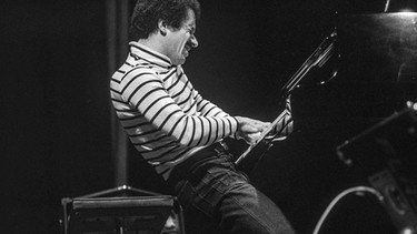 Jazzpianist Keith Jarrett tritt am 13. Oktober 1977 im Kongresshaus in Zürich auf. | Bild: picture-alliance/dpa/KEYSTONE/PHOTOPRESS-ARCHIV/Ramseier