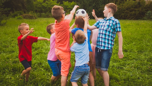 Eine Gruppe Kinder spielt Ball in einem Garten. Die Fähigkeit zur Empathie entwickelt sich bei Kindern über die Jahre. Eltern können diese Entwicklung unterstützen, etwa in dem sie ihren Kindern beibringen, über Gefühle und Bedürfnisse zu sprechen.   | Bild: colourbox.com