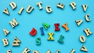 Bunte Buchstaben, in der Mitte liegt das englische Wort 'Dyslexia' für Dyslexie. Wenn Buchstaben keinen Sinn ergeben, spricht man von Legasthenie: Vier bis sieben Prozent der Kinder sind betroffen. Das Gehirn arbeitet in bestimmten Bereichen anders. Hört hier, wie spezielle Lernmethoden bei Legasthenie helfen können.  | Bild: colourbox.com