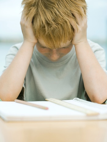 Junge verzweifelt an den Hausaufgaben. | Bild: colourbox.com