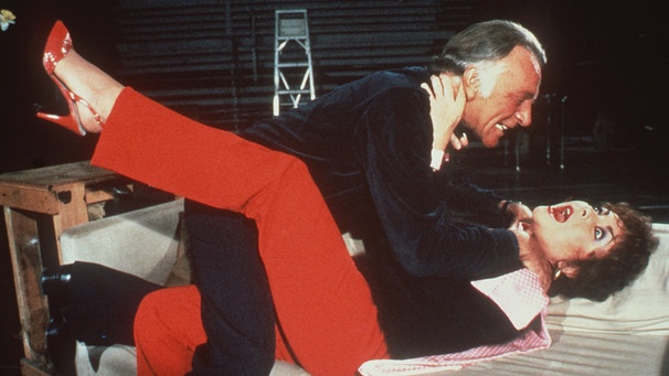 Richard Burton würgt seine Ex-Frau Elizabeth Taylor in dem Bühnenstück "Private Lifes", 1983  | Bild: picture-alliance/dpa
