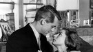Berühmter Filmkuss 1958: Ingrid Bergman und Cary Grant "Indiskret". Es gibt Filme, an die wir uns vor allem wegen eines spektakulären Kusses erinnern. Wir zeigen euch die kultigsten Hollywood-Küsse und schönsten Liebesszenen.  | Bild: picture-alliance/dpa