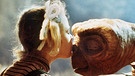 Berühmter Filmkuss in "E.T.": Drew Barrymore küsst den Außerirdischen. Es gibt Filme, an die wir uns vor allem wegen eines spektakulären Kusses erinnern. Wir zeigen euch die kultigsten Hollywood-Küsse und schönsten Liebesszenen.  | Bild: picture-alliance/dpa