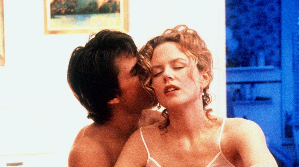 Berühmter Filmkuss 1999: Tom Cruise und Nicole Kidman in Eyes White Shut. Es gibt Filme, an die wir uns vor allem wegen eines spektakulären Kusses erinnern. Wir zeigen euch die kultigsten Hollywood-Küsse und schönsten Liebesszenen.  | Bild: picture-alliance/dpa