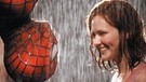 Berühmter Filmkuss 2002: Tobey Maguire und Kirsten Dunst in "Spiderman". Es gibt Filme, an die wir uns vor allem wegen eines spektakulären Kusses erinnern. Wir zeigen euch die kultigsten Hollywood-Küsse und schönsten Liebesszenen.  | Bild: picture-alliance/dpa