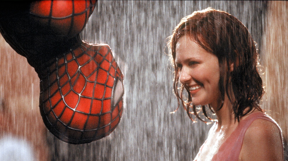 Berühmter Filmkuss 2002: Tobey Maguire und Kirsten Dunst in "Spiderman". Es gibt Filme, an die wir uns vor allem wegen eines spektakulären Kusses erinnern. Wir zeigen euch die kultigsten Hollywood-Küsse und schönsten Liebesszenen.  | Bild: picture-alliance/dpa