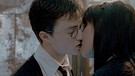 Berühmter Filmkuss 2007: Daniel Radcliffe und Katie Leong im 5. Harry Potter-Teil. Es gibt Filme, an die wir uns vor allem wegen eines spektakulären Kusses erinnern. Wir zeigen euch die kultigsten Hollywood-Küsse und schönsten Liebesszenen.  | Bild: picture-alliance/dpa