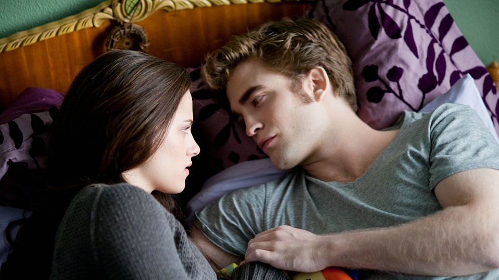 Berühmter Filmkuss: Bella (Kristen Stewart) und Edward (Robert Pattinson): "Eclipse - Biss zum Abendrot". Es gibt Filme, an die wir uns vor allem wegen eines spektakulären Kusses erinnern. Wir zeigen euch die kultigsten Hollywood-Küsse und schönsten Liebesszenen.  | Bild: picture-alliance/dpa