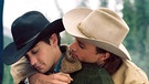 Berühmter Filmkuss 2005: Heath Ledger und Jake Gyllenhaal in "Brokeback Mountain". Es gibt Filme, an die wir uns vor allem wegen eines spektakulären Kusses erinnern. Wir zeigen euch die kultigsten Hollywood-Küsse und schönsten Liebesszenen.  | Bild: picture-alliance/dpa
