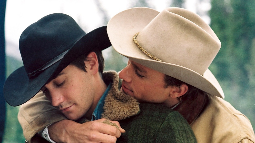 Berühmter Filmkuss 2005: Heath Ledger und Jake Gyllenhaal in "Brokeback Mountain". Es gibt Filme, an die wir uns vor allem wegen eines spektakulären Kusses erinnern. Wir zeigen euch die kultigsten Hollywood-Küsse und schönsten Liebesszenen.  | Bild: picture-alliance/dpa