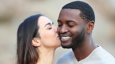 Frau küsst Mann auf die Backe. | Bild: colourbox.com