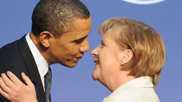 Barack Obama begrüßt Angela Merkel im Jahr 2010 mit einem Wangenkuss. Die berühmtesten Filmküsse, Kuss-Traditionen in anderen Ländern und Reaktionen des Körpers während des Knutschens - hier erfahrt ihr alles Wichtige rund um den Kuss. | Bild: picture-alliance/dpa