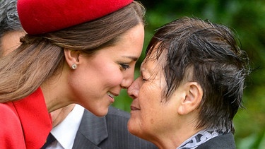 Catherine, Prinzessin von Wales, begrüßt eine Maori mit einer Nasenberührung. Die berühmtesten Filmküsse, Kuss-Traditionen in anderen Ländern und Reaktionen des Körpers während des Knutschens - hier erfahrt ihr alles Wichtige rund um den Kuss. | Bild: picture-alliance/dpa