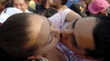 Eine Mexikanerin und ein Mexikaner küssen sich. Die berühmtesten Filmküsse, Kuss-Traditionen in anderen Ländern und Reaktionen des Körpers während des Knutschens - hier erfahrt ihr alles Wichtige rund um den Kuss. | Bild: picture-alliance/dpa