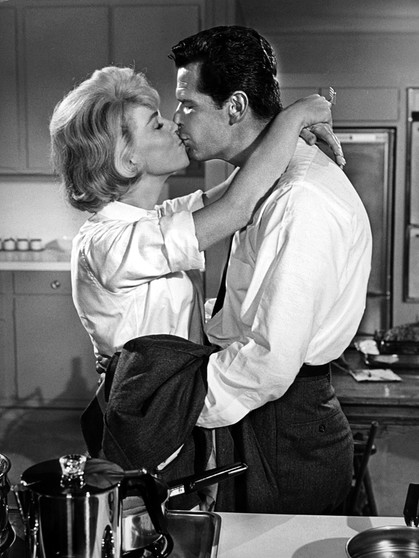 Berühmter Filmkuss 1963: Doris Day und James Garner The Thrill of it all | Bild: picture-alliance/dpa