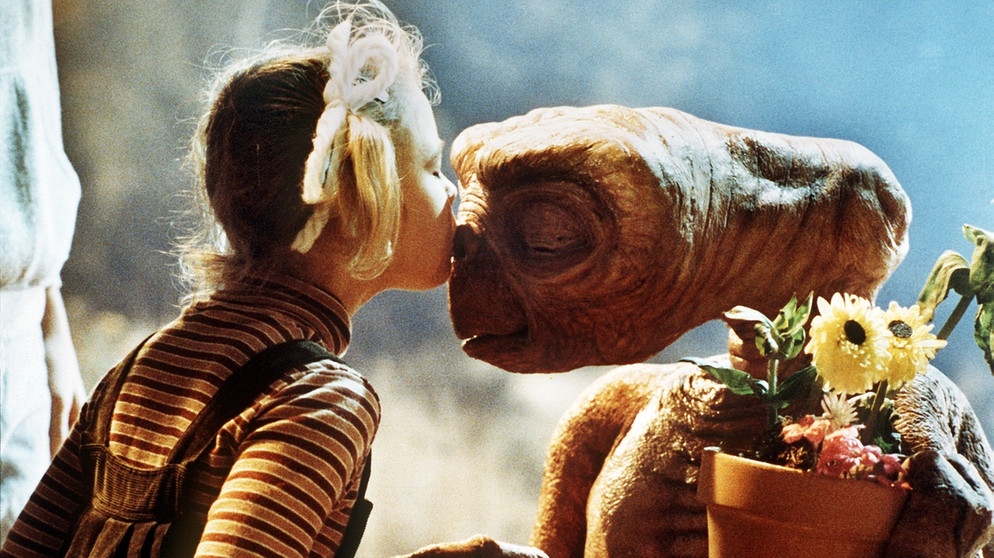 Berühmter Filmkuss in "E.T.": Drew Barrymore küsst den Außerirdischen | Bild: picture-alliance/dpa