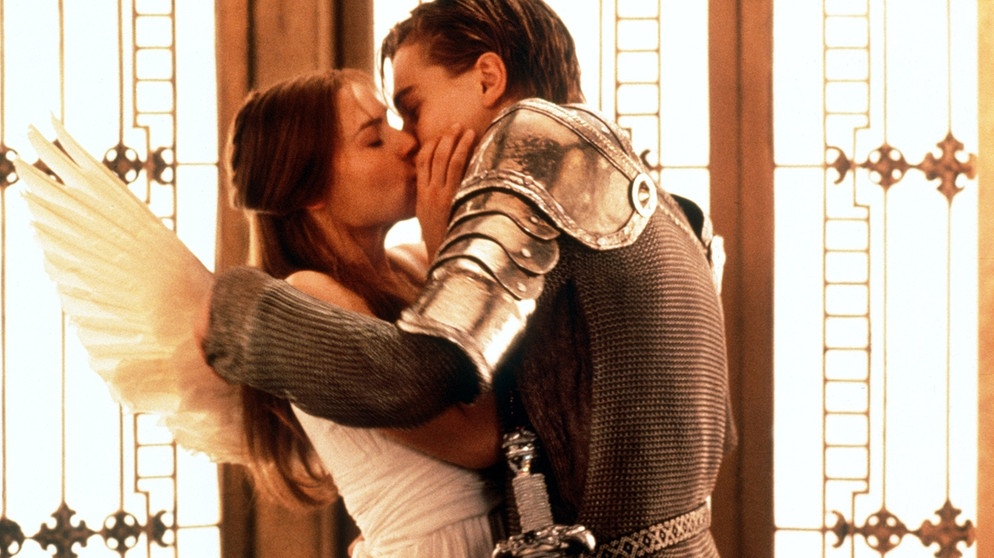 Berühmter Filmkuss: Claire Danes und Leonardo DiCpaprio in der "Romeo und Julia"-Verfilmung von Baz Luhrman von 1997. | Bild: picture-alliance / dpa | DB