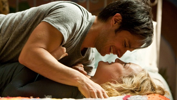Berühmter Filmkuss 2011: Kate Hudson und Gael Garcia Bernal in "Kein Mittel gegen Liebe" | Bild: picture-alliance/dpa