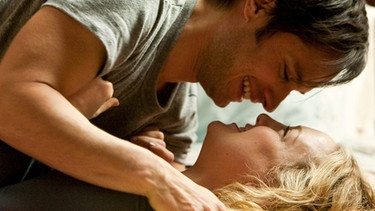 Berühmter Filmkuss 2011: Kate Hudson und Gael Garcia Bernal in "Kein Mittel gegen Liebe" | Bild: picture-alliance/dpa