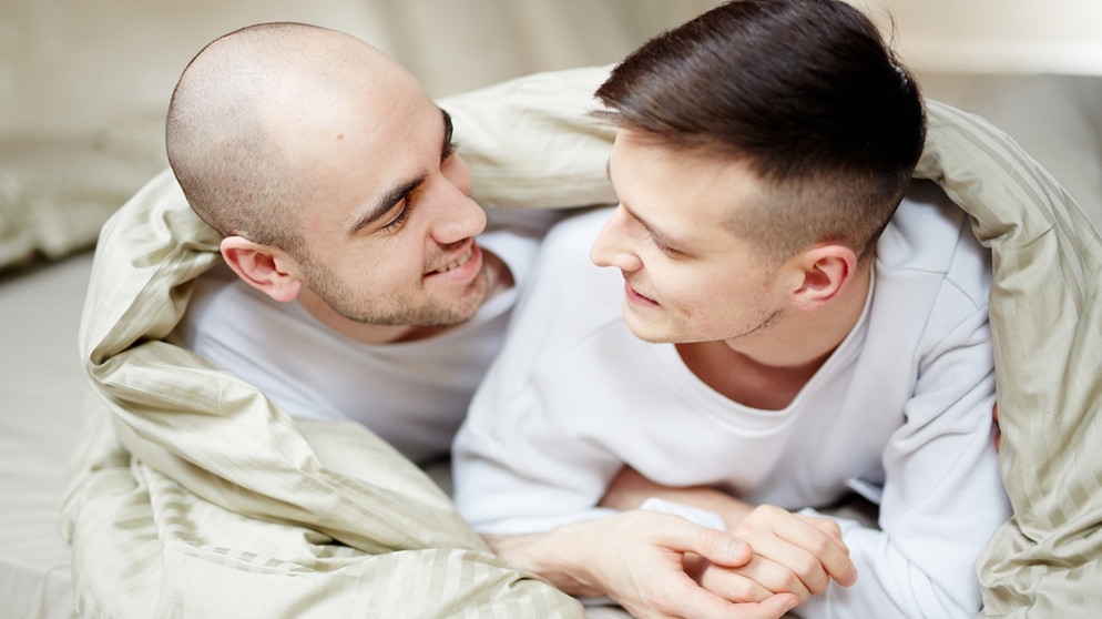 Homosexuelles Paar beim Kuscheln. | Bild: colourbox.com