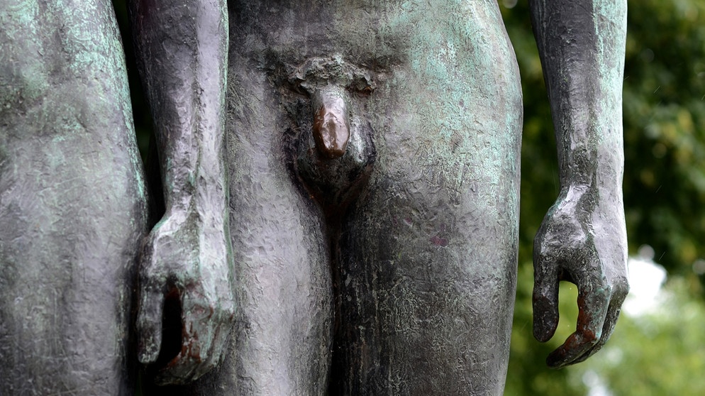 Skulptur "Menschenpaar" | Bild: picture alliance / dpa | Julian Stratenschulte