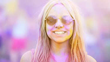 Junge, lächelnde Frau mit rosa Brille. (Symbolbild) | Bild: colourbox.com