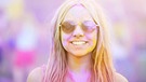 Junge, lächelnde Frau mit rosa Brille. (Symbolbild) | Bild: colourbox.com